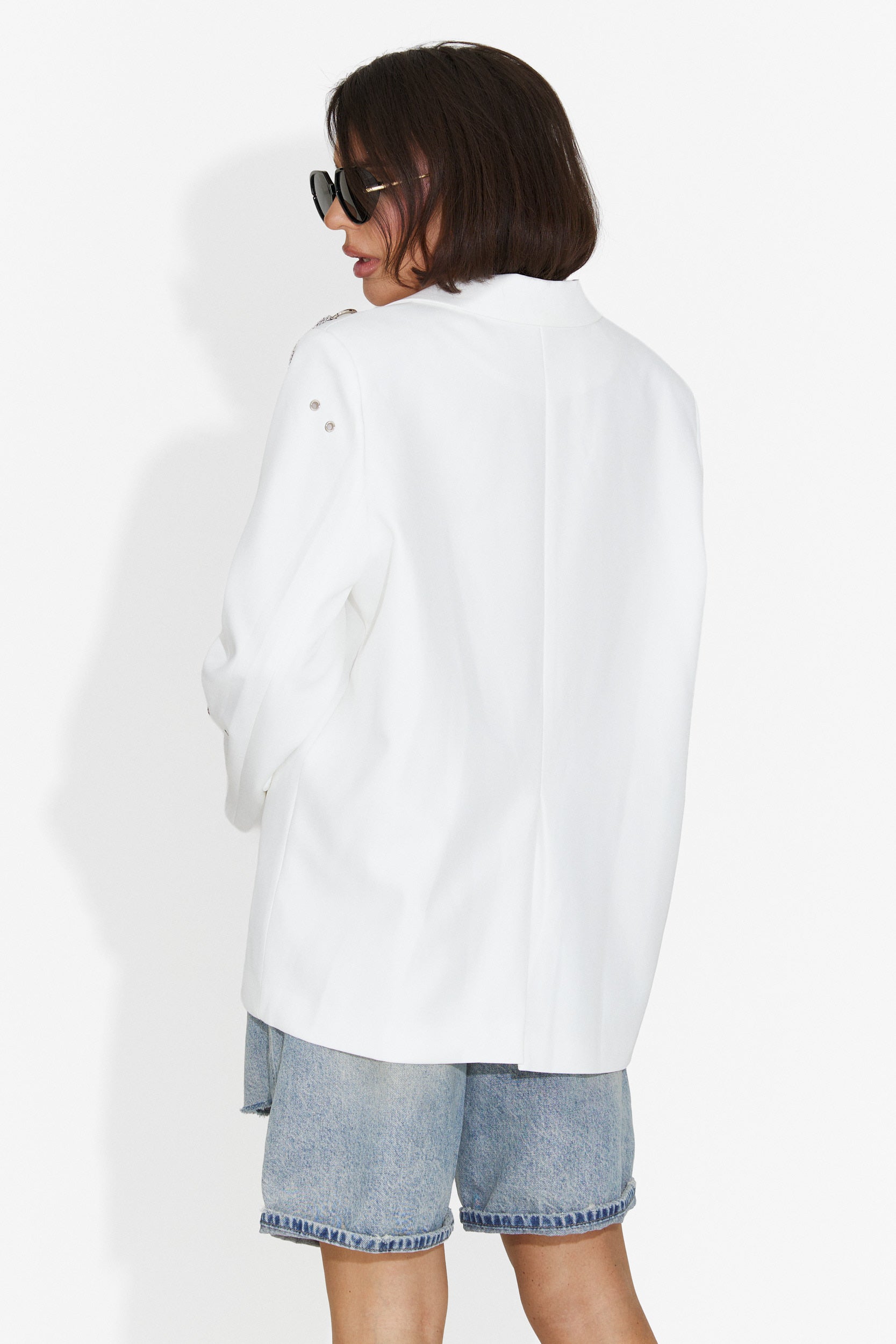 Eleganten bel ženski blazer
