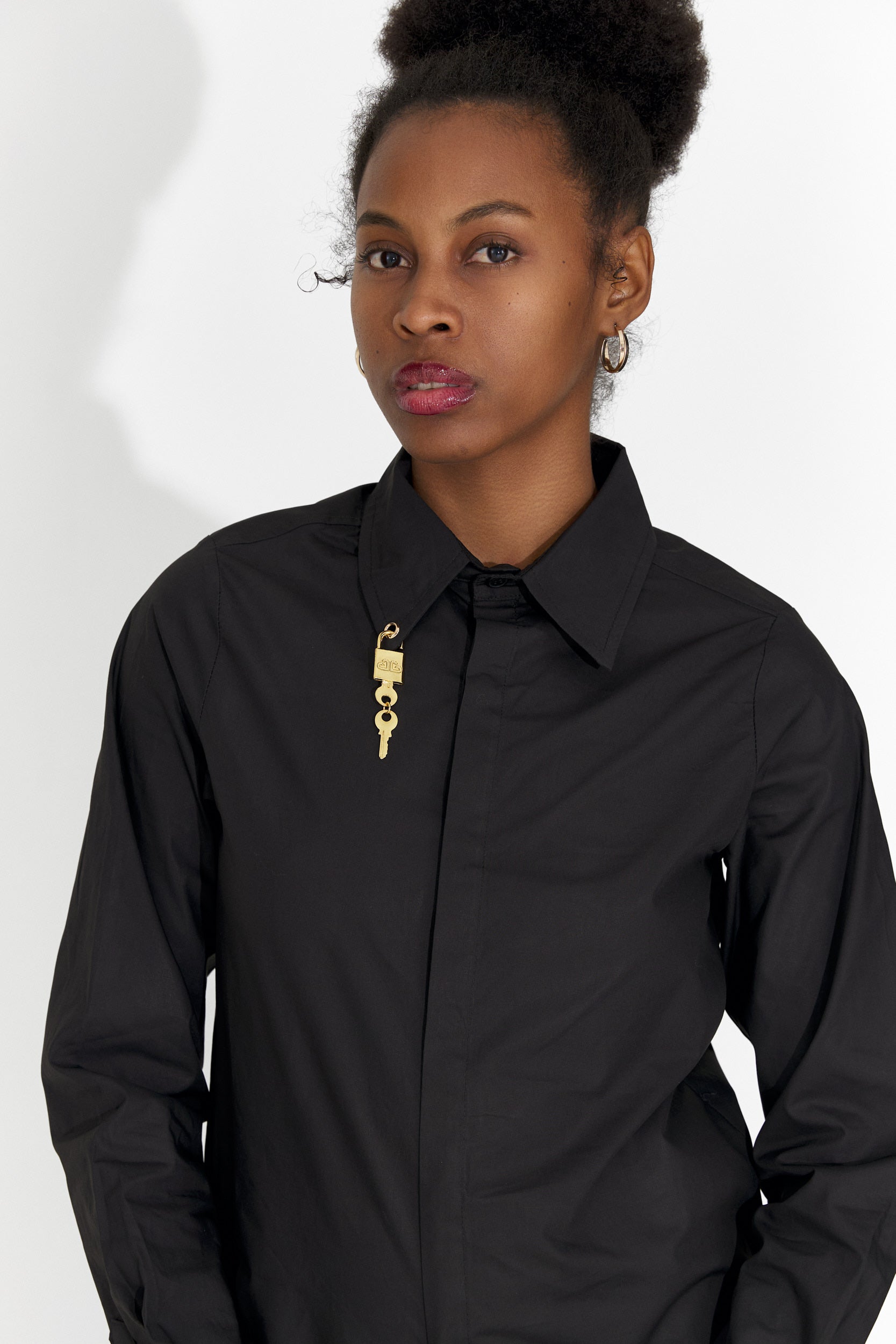 Elegantna črna bluza za dame Jetie Bogas